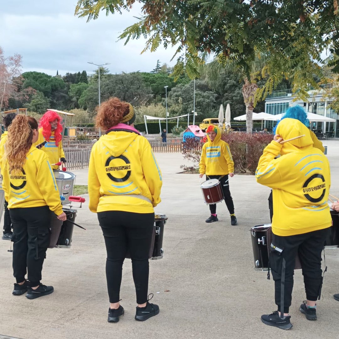 MercatDePages's tweet photo. 🥳🎨Ni la pluja ni el vent ens van impedir de viure un gran dia de #carnestoltes als mercats de pagès. Batucada, pinta-cares, música, tallers i xerrades sobre #macrogranges. https://t.co/W1ewBG5j1P