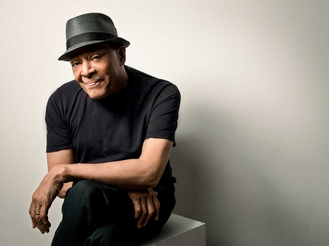 En 2017, y dos días después de anunciar su retiro de la música, fallece a los 76 años Al Jarreau, cantante de jazz fusión y R&amp;B famoso por sus versátiles solos vocales. En sus 56 años de carrera publicó 17 discos en estudio y ganó 7 Grammy.