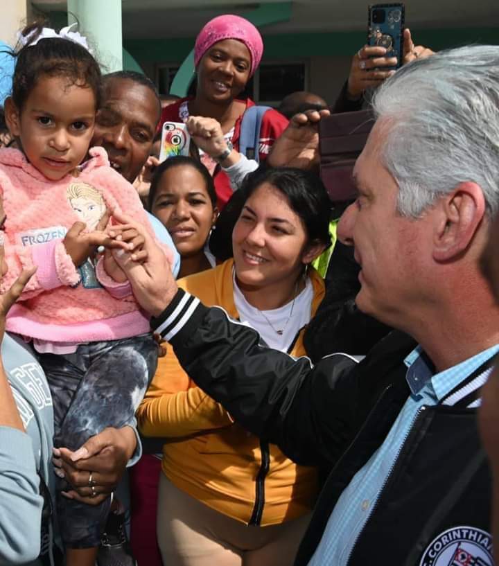 #YoSigoAMiPresidente por su sensibilidad humana y su vínculo con el pueblo. #UnidosXCuba seguiremos junto a él y siempre venceremos.