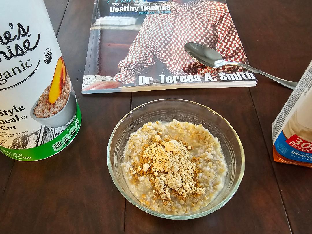AskDrTAS1's tweet photo. Feeling the Monday blues? Let's turn them golden on Oatmeal Monday! πWhip up your oats and join me in this energy-packed breakfast routine. @premierprotein @naturespromise @pb2foods #naturespromise #transformwithtas #tasinthekitchen #oatmeal #breakfast https://t.co/ktLkuJxQTy