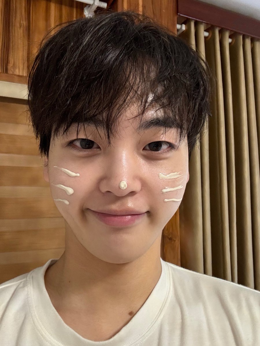hyeongjunfan's tweet photo. hyeongjun: ah right i also met a very cute cat in laos *attached photos*

i didnt see this comingg https://t.co/vBXMmzaSaL