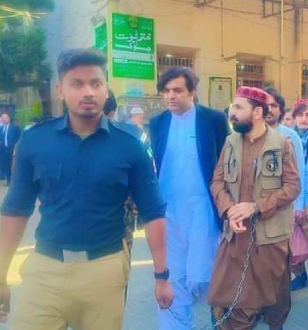 NaimatUllahWazi's tweet photo. PTM Sindh provincial Coordinator #NoorUllahTareen has been detained behind bars by Sindh Govt in fake  cases illegaly for his strong resistance for peace &amp; Human Rights.
Demanding to #FreeNoorullahTareen immediatly. https://t.co/eSANHrexEi