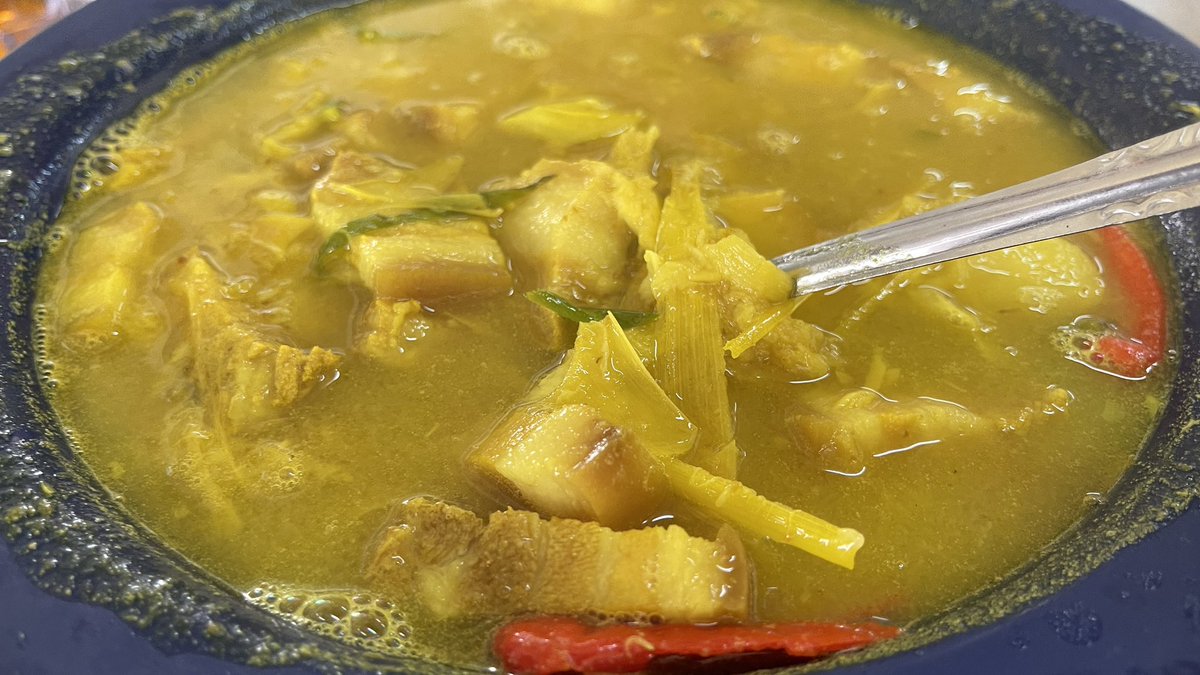cyrildason's tweet photo. Todays lunch was sup tempoyak babi at my fav Dayak food outlet; Authentic Dayak Food Bt10.
Consistent and puas hati dengan harga rahmah.. #RilFood https://t.co/Uu2rLCwfeH