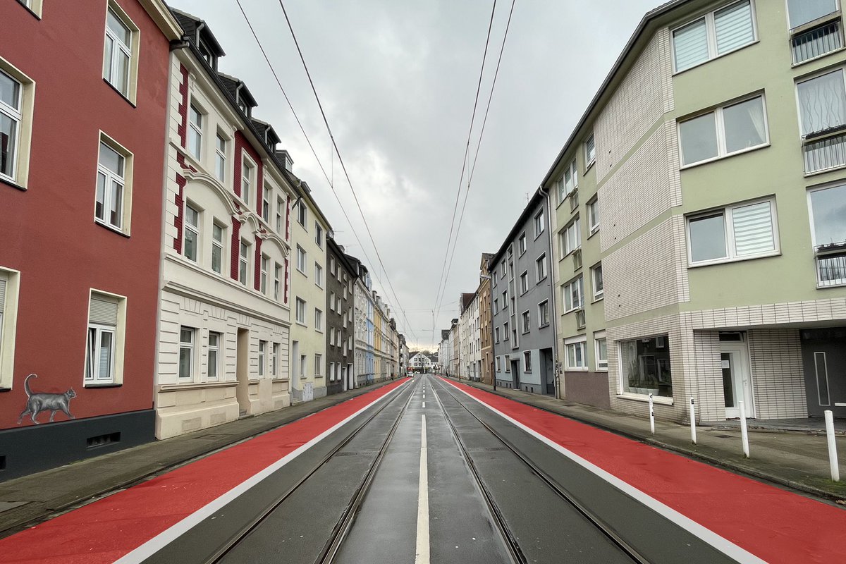 Radentscheid_E's tweet photo. Radverkehr! Hellau!
Das Amt für Straßen und Verkehr überrascht alle radfahrenden Essener Jecken anläßlich der tollen Tage mit einem neuen Radfahrstreifen in der Friederikenstraße 🤡 https://t.co/0NcUjfcMX8