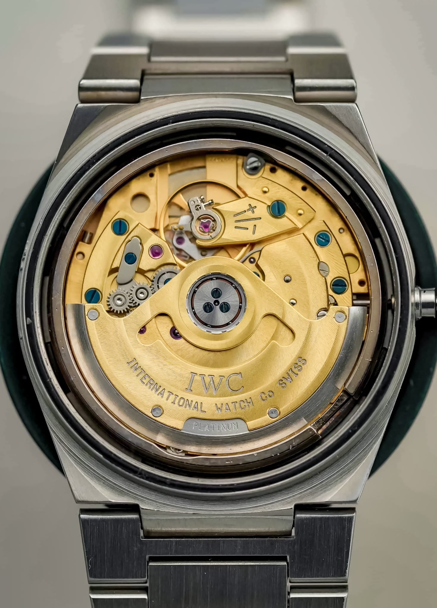 Hairspring Watches on X Finds. A 3521 Ingenieur which is the chronometer certified last generation with a JLC 889 ebauche. A modern classic of the IWC range with midsized proportions tritium dial