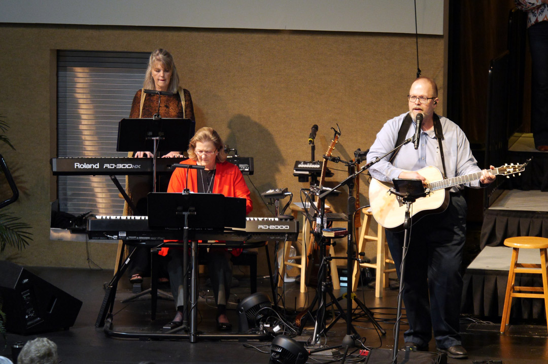 FBCLiveOak's tweet photo. What an amazing day of worship yesterday at FBC Live Oak! Our worship choir sang "On the Banks of the Promised Land," our band and choir led us in worship through song, and Pastor Jeff shared truth with us from John 15:1-8. Praising God for meaningful ministry moments! https://t.co/lNZSSjXenU