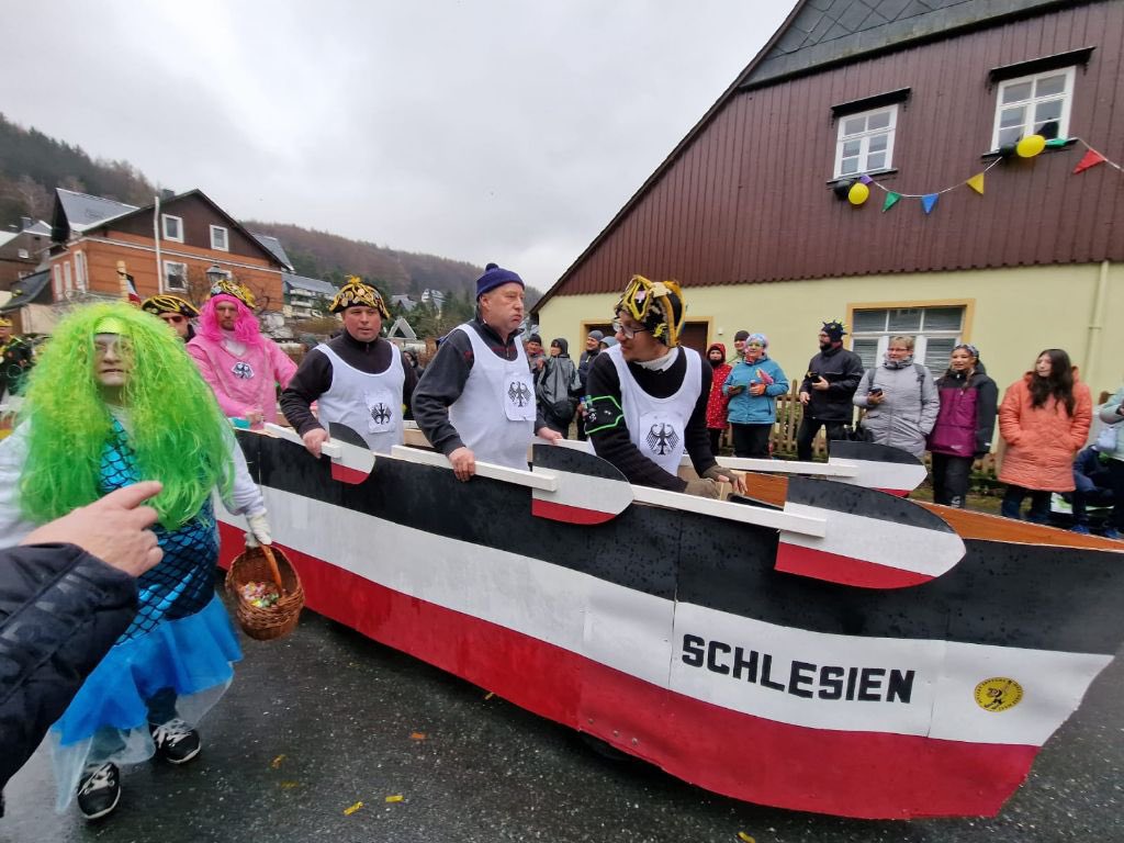 ThomasLoeserDD's tweet photo. Skifasching gestern in #Geising #Sachsen mutiert zum #Reichsbürgerfasching.
Da bekommt das Motto des Vereins Ski & Eisfasching Geising „Zum Fasching maskiert man sich, damit man die Maske fallen lassen kann.“ noch mal neuen Sinn.
Warum lässt Verein diesen offen Revanchismus zu? https://t.co/oATIZMaGkU