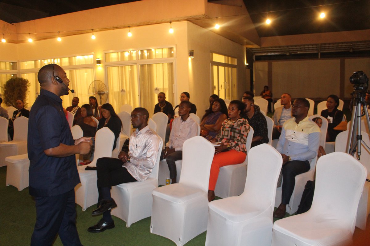 Se ha desarrollado  este sábado 10 de febrero  La Conferencia sobre Emprendimiento, Motivación, Desarrollo Personal y Profesional en Royal Palm, donde Obiang Mbana, ha dotado a los participantes de herramientas para poder hacer frente al mundo complejo del emprendimiento.