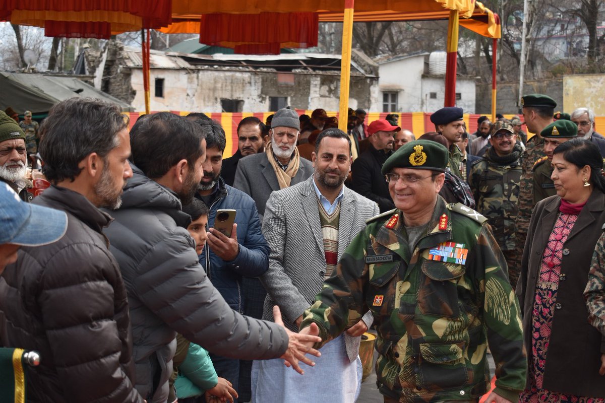 prodefencejammu's tweet photo. #Communalharmony
#ProjectMilap

GOC @Whiteknight_IA &amp; GOC Romeo Force interacted with Peer Topa &amp; Pangai residents and community elders. He reiterated #IndianArmy’s commitment to peace &amp; stability.

@SpokespersonMoD
@adgpi
@NorthernComd_IA
@OfficeOfLGJandK
@diprjk 
@KNO_NEWS https://t.co/6NHtxh94Nt