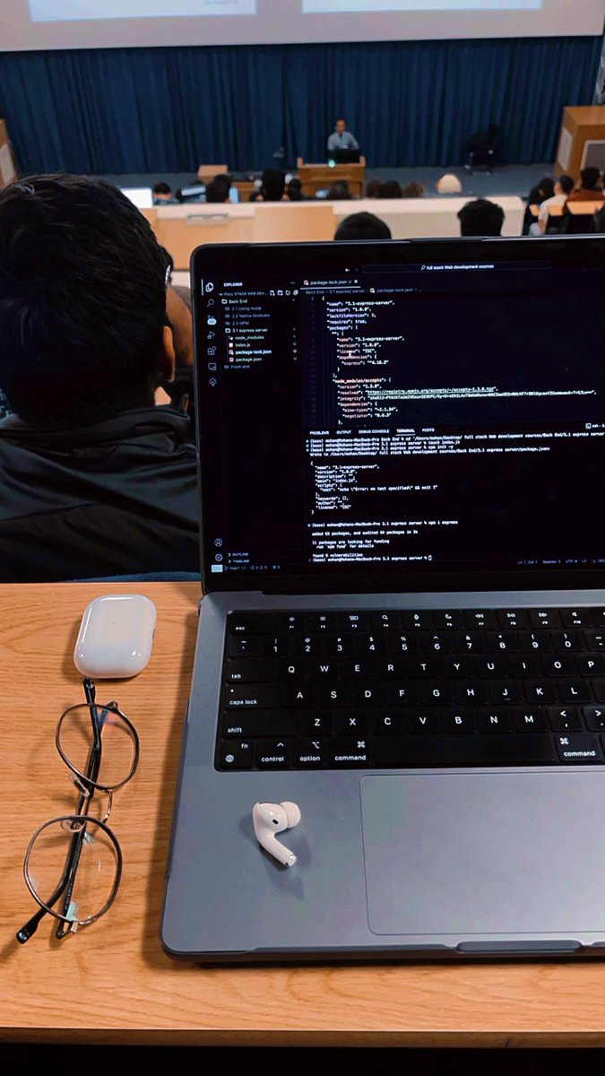 Mohanak26820703's tweet image. Coding in class 👨‍💻✨

#softwaredeveloper #vscode #webdevelopemnt