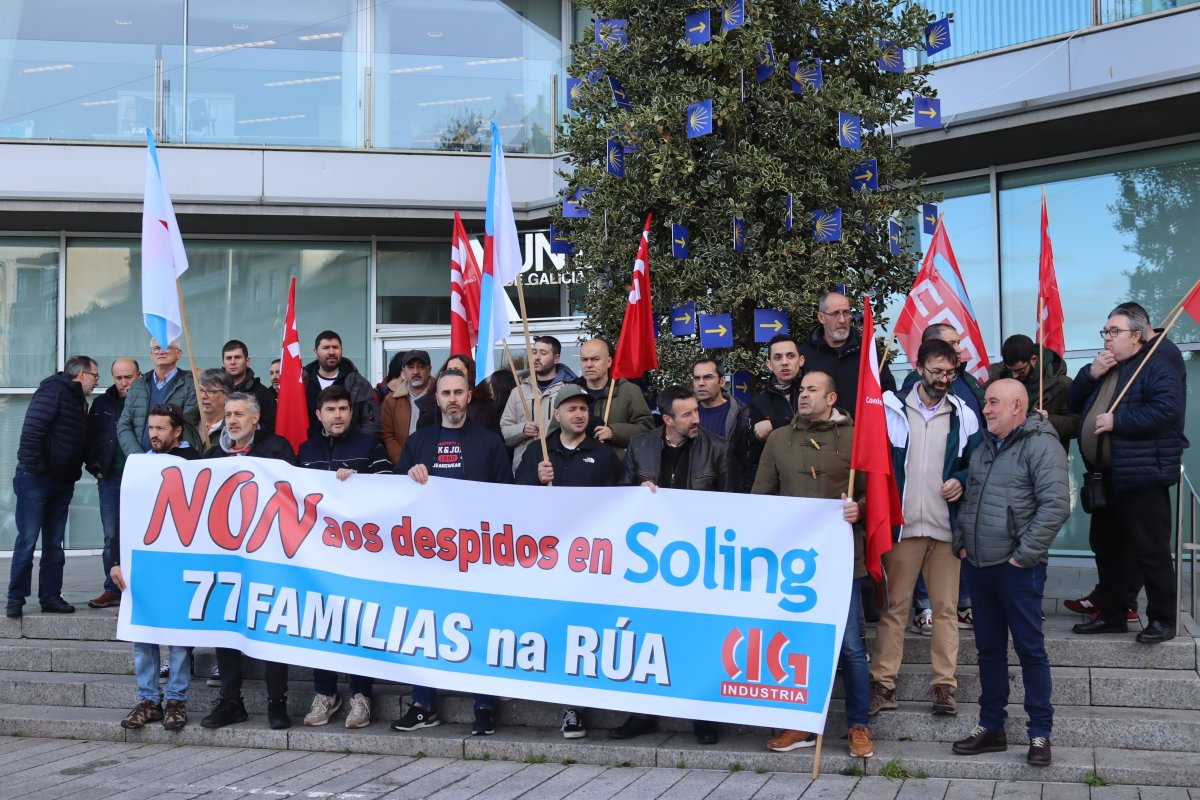 galizaCIG's tweet photo. 🗣️O persoal de Soling clama diante da Xunta en Vigo na defensa dos seus postos de traballo
👉O anterior propietario da auxiliar do naval vendeu a empresa sen informar os traballadores/as e o novo dono mandounos para casa
ℹ️ https://t.co/gCwpct9Eu7
#soling #vigo #naval https://t.co/dAGaEmtWZT