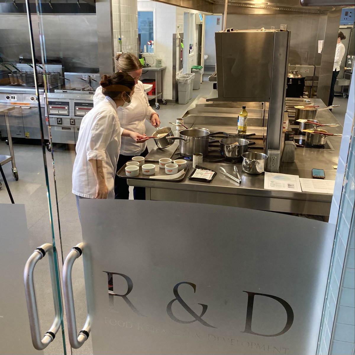 smartestkitchen's tweet image. Celebrating our talented team, in honour of #InternationalDayForWomenAndGirlsInScience 🧪🍽️Our staff utilize skills in both #CulinaryScience &amp;amp; #FoodTech to train the #NextGen of food specialists via internships 👩‍🍳👩‍🔬 #WeKnowFood #FutureOfFood #FoodScience #PEI