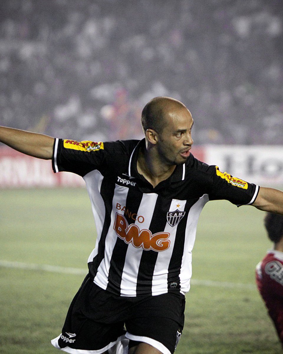 Atletico's tweet photo. OLÊ, MARQUES! OLÊ, MARQUES! 🔥

⚽🐔 Atacante histórico do #Galo, Marques completa, nesta segunda-feira, mais um ano de vida. Pelo Clube, foram 386 jogos, 133 gols marcados e muitos momentos eternizados!

Deixe sua mensagem de parabéns 👇🏼 https://t.co/ybdo0ZEglM