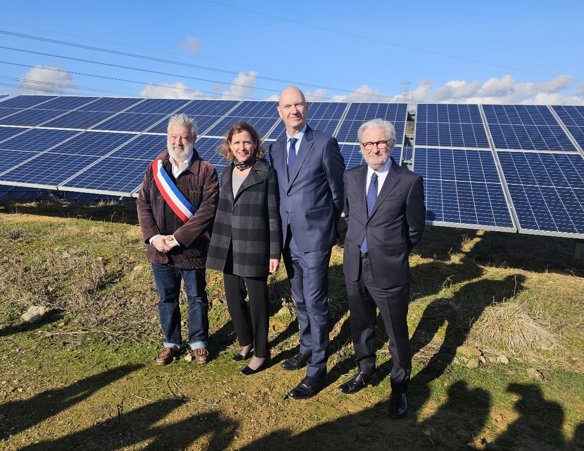 Première visite du nouveau ministre @RolandLescure à la plus grande ferme solaire d’#iledefrance à Marcoussis en présence de @jjguillet @olivierthomas91 et @cathmacgregor. Cette installation exemplaire alimente l’équivalent d’une ville de 10 000 hbts en électricité verte.