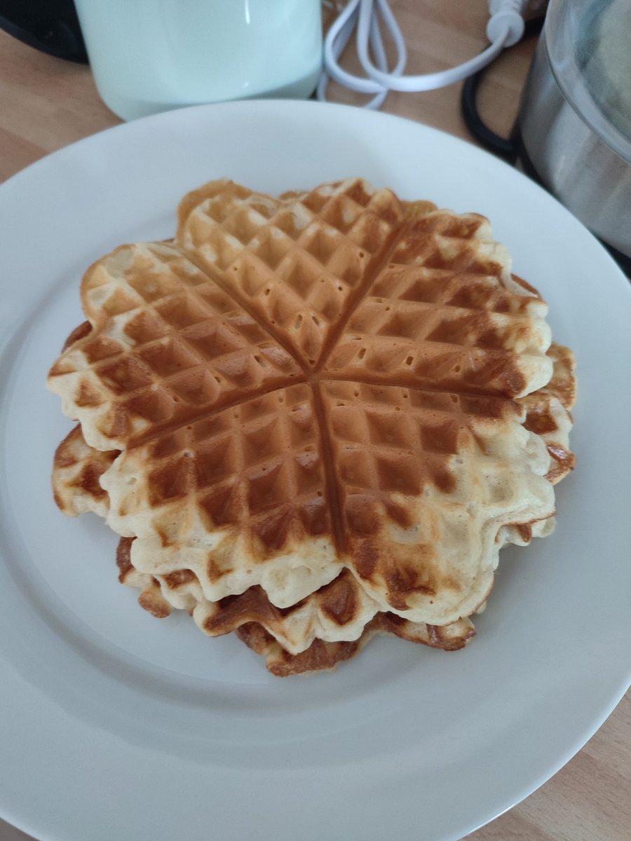 PTA_mit_Oboe's tweet photo. #JessiBackt Waffeln. Ich fange zwar gerade erst an, aber ich fürchte ich habe es mit der Teigmenge zu gut gemeint. 😅 https://t.co/XzZsBAcg6X