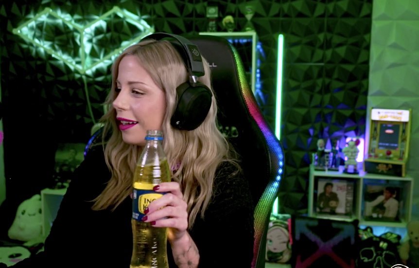 Biyis al fin probando la Inca Kola 🇵🇪🫶🏻 Biyis hoy bien Perucha, amoo jaja 
Pd: si sabe a chicle pero no de fresa xd