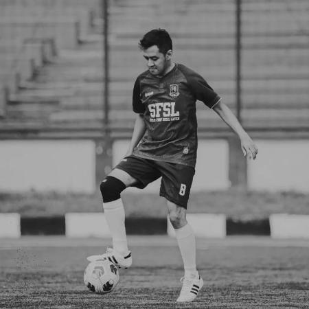 Kto umarł? on X: "Septain Raharja (30) - 🇮🇩 piłkarz, zawodnik klubu  F.B.I. Subang. Sportowiec został rażony piorunem w trakcie towarzyskiego  meczu z drużyną FC Bandung, zmarł po przewiezieniu bởi szpitala. Do
