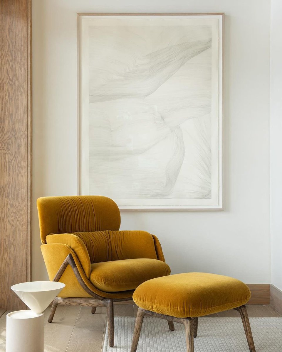 kmpfurniture's tweet photo. ..allows the modern art and vast landscape to take center stage in this quiet retreat.

#mountainhome #minimalistfurniture #luxuryhomes #lovedesign #interiordesigninspo #contemporarydecor #furnituresesign #miamiinteriordesign #coralgablesliving #natureinspired https://t.co/OpZcA6CL70