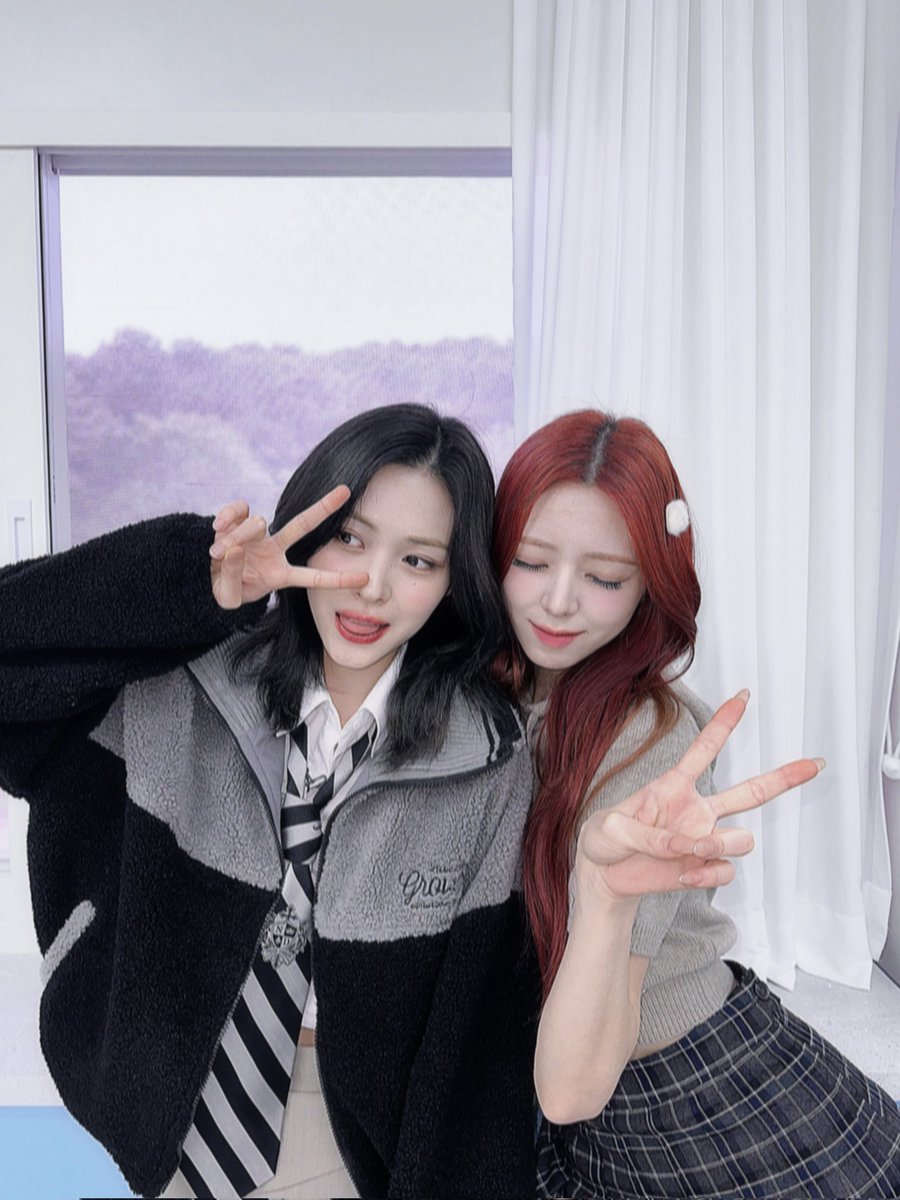 ITZYofficial's tweet photo. 5년 동안 함께한 ITZY❤️MIDZY
앞으로도 5래5래 행복하자 우리💝

ITZY❤️MIDZY have been together for 5 years
Let's always be happier together from now on💝

#ITZY #MIDZY @ITZYofficial
#별처럼_밝게_빛나는_있지의_5주년
#ITZY_5th_Anniversary https://t.co/ytqQt4s8NO