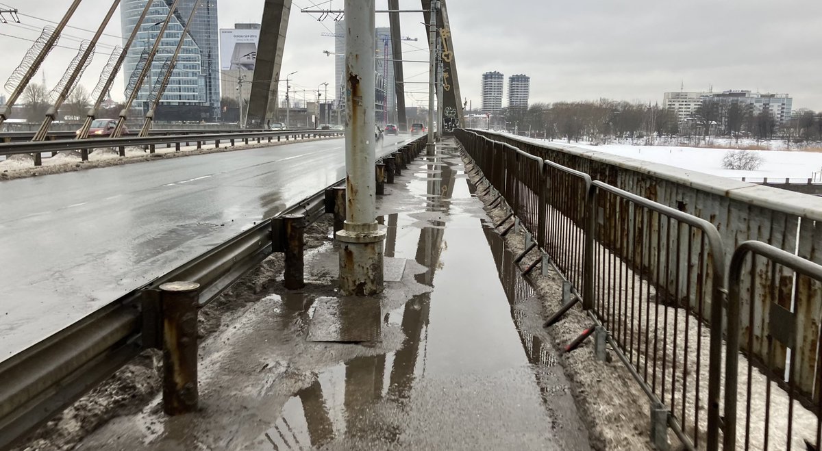 Kamēr Vanšu tilts gaida remontu, varam novērtēt Rīgas rūpes par satiksmes dalībniekiem. Brauktuve ir gluda, regulāri atjaunota, kamēr ietve ir katastrofālā stāvoklī, sašaurināta ar barjerām, gājējiem un velobraucējiem jāpārvietojas pa bezgalīgām peļķēm. #prioritātes