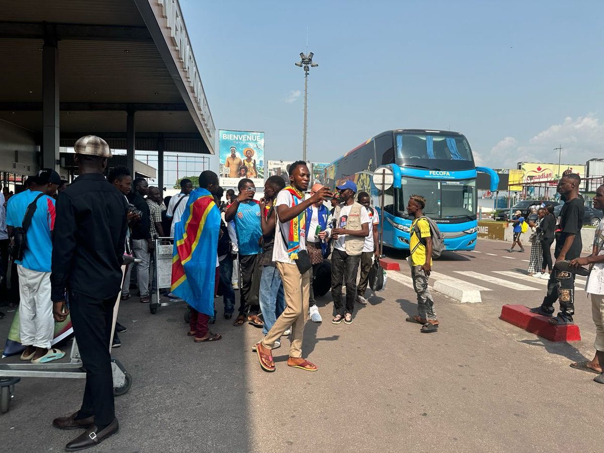 radiookapi's tweet photo. Les supporters des Léopards qui étaient aussi en Côte d'Ivoire sont également de retour ce lundi. Ils sont contents du soutien qu'ils ont pu assurer à l'équipe nationale durant la #CAN2023 https://t.co/iKBjMbkoiU