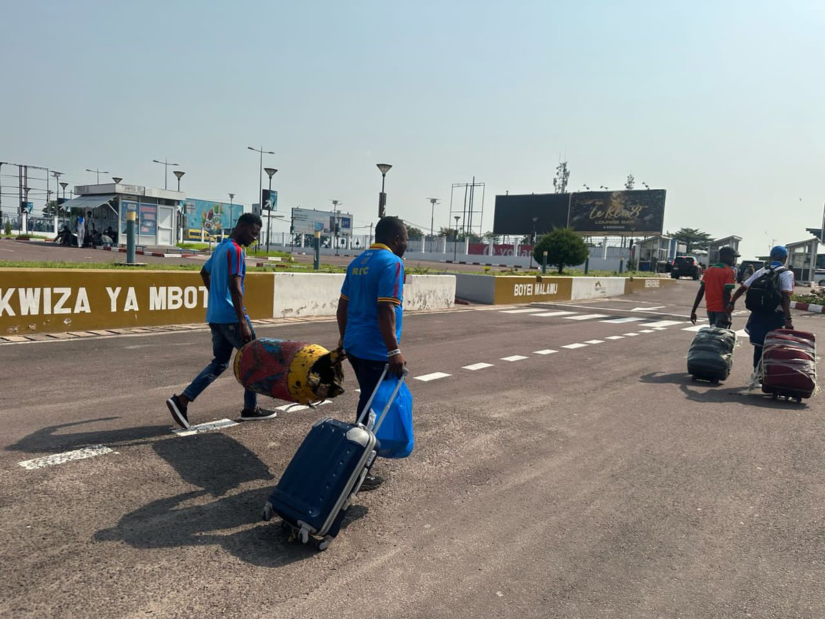 radiookapi's tweet photo. Les supporters des Léopards qui étaient aussi en Côte d'Ivoire sont également de retour ce lundi. Ils sont contents du soutien qu'ils ont pu assurer à l'équipe nationale durant la #CAN2023 https://t.co/iKBjMbkoiU