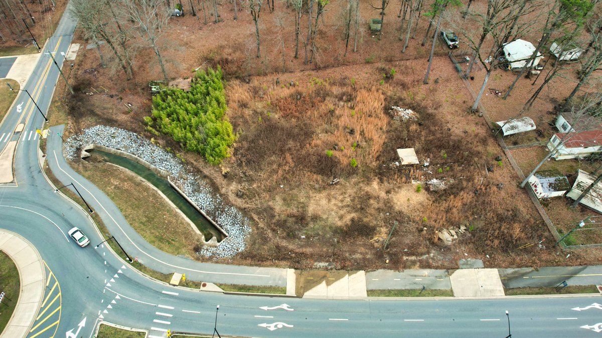 dhopehomes's tweet photo. Take a look at this amazing small business investment opportunity! This .75 acre property is centrally located between Bryant and Benton with great frontage on Alcoa Rd. This property has over 11,000 cars per day, offering great visibility for a variety of commercial ventures. https://t.co/7znrTQ68LF