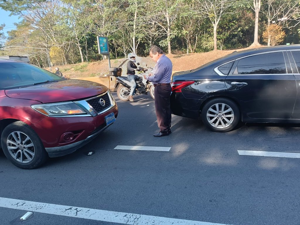 VMTElSalvador's tweet photo. En la av. Jerusalén registramos incidente vial leve.

Luego de tomar evidencia fotográfica para mostrar a la asegurada, los involucrados movilizaron los vehículos hacia el hombro de la vía.

#MueveTuVehículo https://t.co/cwdvFMBSaT