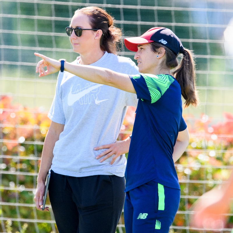 fifacom_es's tweet photo. ⚽️ @IraiaIturregi participó en la última edición del Programa de mentores de la FIFA para entrenadoras

🗣️ Nos habló de empoderamiento, su vida en el @AthleticClubFem, su paso al fútbol masculino y la fantástica relación con sus compañeros y con su alumna @Kat_Smith_7 ⬇️