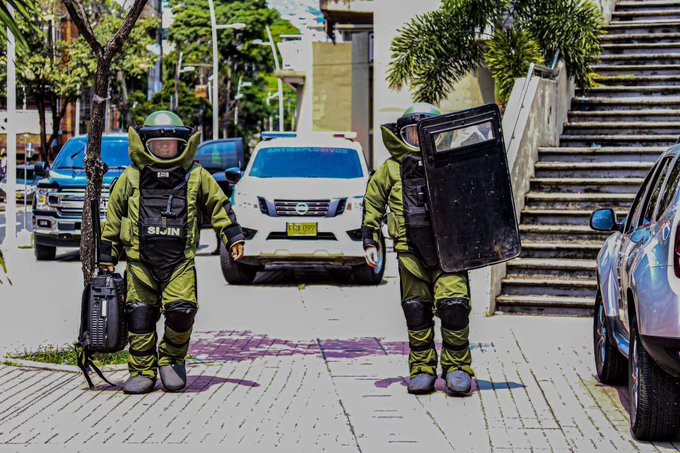 PoliciaColombia's tweet photo. Nervios de acero, son los que tienen nuestros Técnicos Profesionales en Explosivos 💣🧨, al enfrentar diversas situaciones en pro de la seguridad de los habitantes de Colombia.🇨🇴 #DiosYPatria #TEPEX https://t.co/n6yZITkUlD