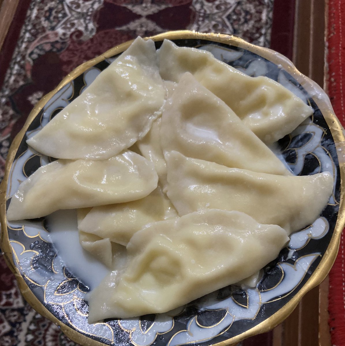 aziza_yarash's tweet photo. “ovuz sutina, uydaki tovuqlani tuxumuna, uyni saryogʻina pishgan tuxumbarakni tamini san nedanam biladading Karl…;)”

Uzur chiroyli qilib servis qilishga ulgirmayapmiz, issiq issiq yebtashashyapti chunki;))) https://t.co/2CDuSL5awh