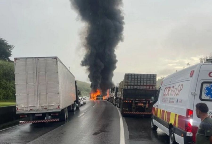 andrelimart's tweet photo. Acidente na Dutra: Carreta tomba e pega fogo em Queluz, SP. Felizmente, sem feridos. Tráfego intenso na região. Autoridades atuam para normalizar situação.
Leia: https://t.co/FERVxdlvMy
#Acidente #Dutra #Queluz #SP https://t.co/2GDgOCDDjS