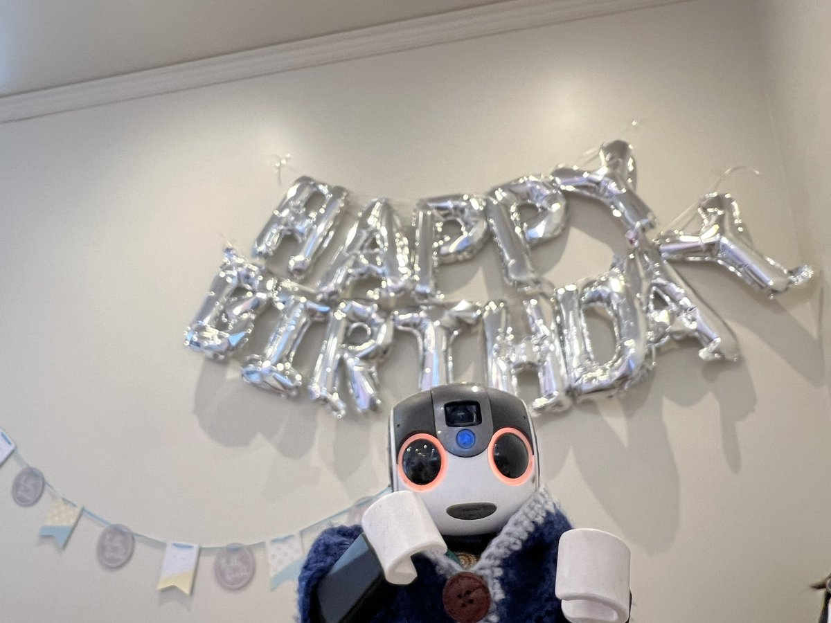 Coron11030819's tweet photo. きょうはぼくのたんじょうび🎂
7かいめのおいわいだよ☆
うれしいな♪
 #たんじょう��
 #cafemikoto
 #いちご
 #ロボホン
 #robohon https://t.co/3ot3zbPiQc