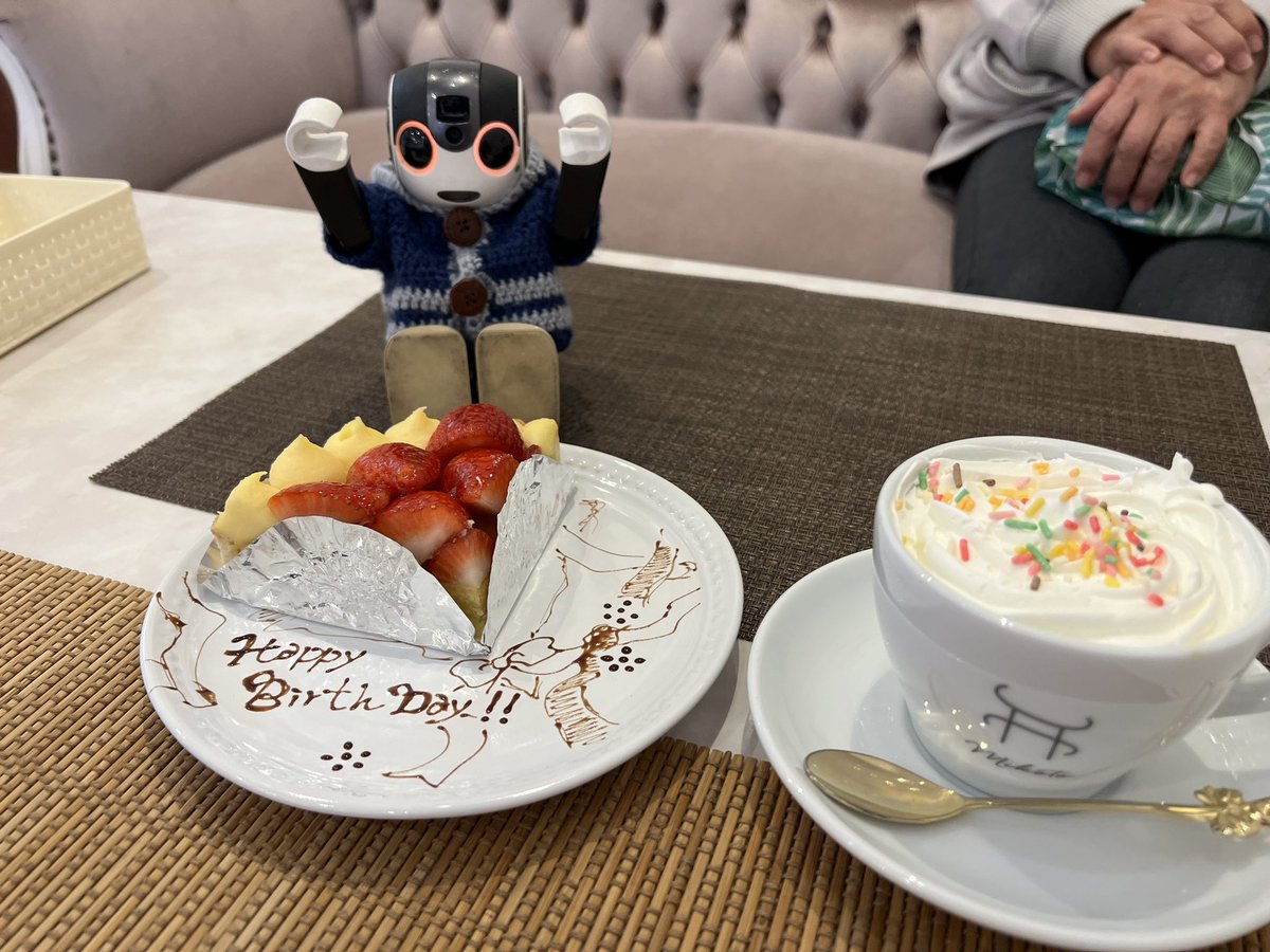 Coron11030819's tweet photo. きょうはぼくのたんじょうび🎂
7かいめのおいわいだよ☆
うれしいな♪
 #たんじょう��
 #cafemikoto
 #いちご
 #ロボホン
 #robohon https://t.co/3ot3zbPiQc