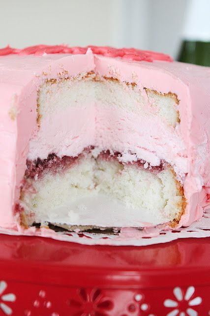 Berry Cream-Filled Conversation Heart Cake for Your Valentinehttp://www.southernmomloves.com/2017/02/berry-cream-filled-conversation-heart.html#valentinesday #foodgift #cake #valentinescake #conversationhearts #recipe #filledcake