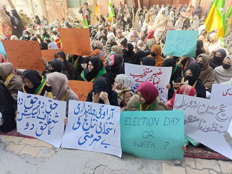 NayelAli's tweet photo. The long-oppressed ethnic minority in Pakistan has suffered loss of thousands, faced identity challenges, and now faces the threat of losing parliamentary representation. Protests have persisted for a third consecutive day
@ECP_Pakistan 
@AJEnglish 
@HamidMirPAK 
1/2 https://t.co/1n3ZN1U9KZ