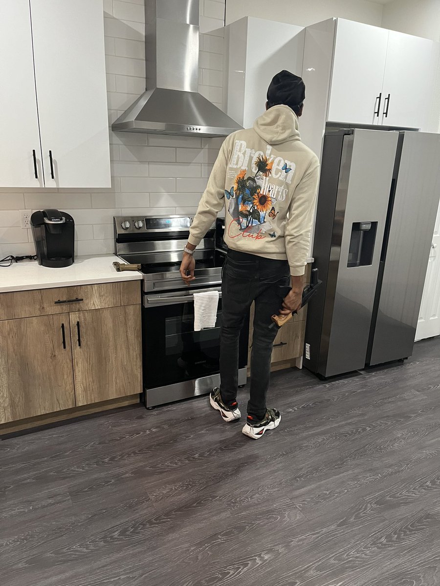 SlimYeezy_'s tweet photo. bitch ass nigga tried to hop out on feet n got his head tapped , I’ll break a bitch heart just for playing w mine she jus thought I was cap 🩸 https://t.co/M67xuGPolJ