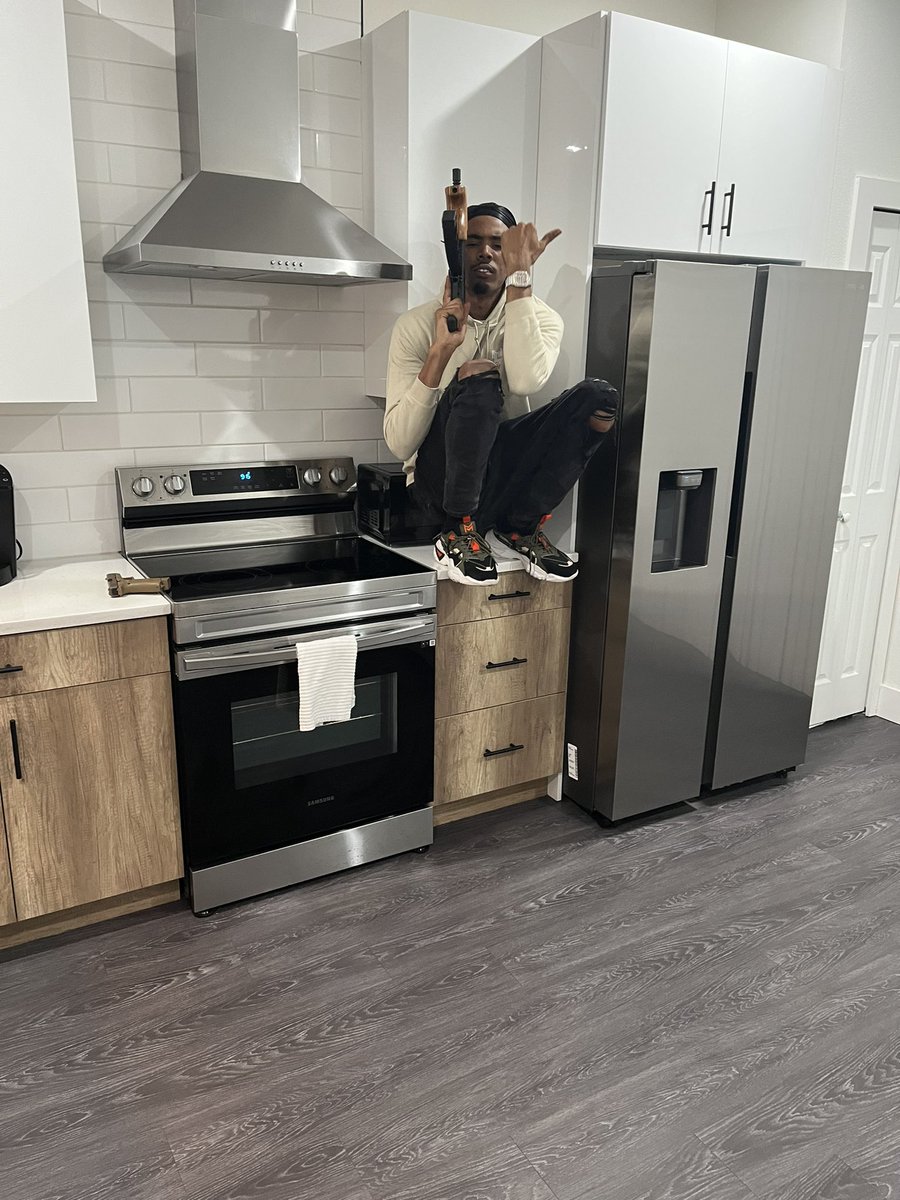 SlimYeezy_'s tweet photo. bitch ass nigga tried to hop out on feet n got his head tapped , I’ll break a bitch heart just for playing w mine she jus thought I was cap 🩸 https://t.co/M67xuGPolJ