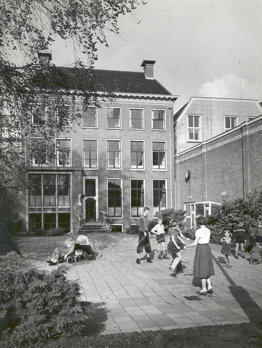 HistorischCLwd's tweet photo. 17/3 Lezing William Lord Weeshuizen in Leeuwarden. Lord bracht zijn jeugd door in het Old Burger Weeshuis aan de Nieuwestad 108. Hij vertelt op locatie over zijn opvoeding in het weeshuis. Start 14:00 uur Nieuwestad 108. Aanmelden via historischcentrum@leeuwarden.nl https://t.co/Of0CmLFAJN