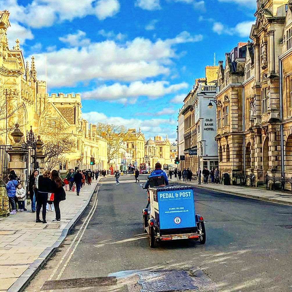 PedalandPost's tweet image. 🚴‍♂️ Hello #Oxford as we ride down the high street with pallets

📦 This cargo bikes delivering hundreds of parceks as part of our Oxford university freight project replacing 15-20 vans with just one bike

🌳 This is what a sustainable future looks like for delivery&apos;s in cities