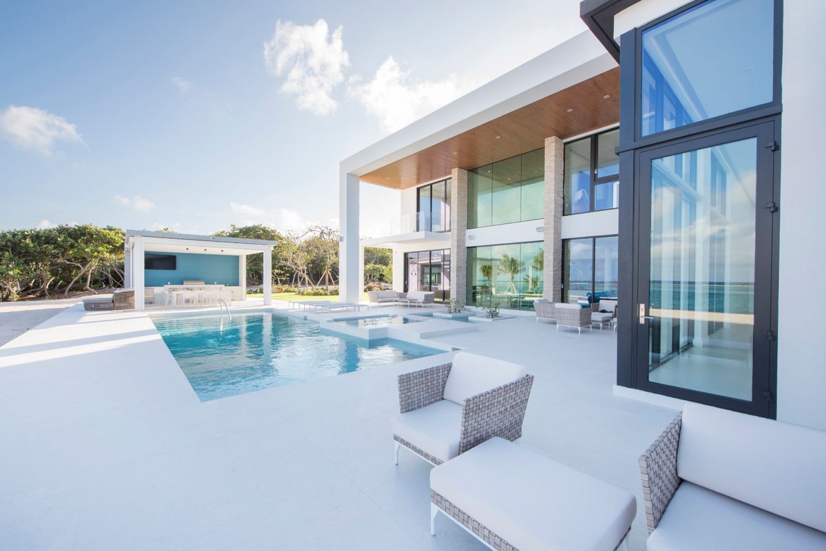 FaourGlass's tweet photo. Let's appreciate the beauty of glass ✨ Its transparent allure reflects the world around us, capturing light and casting shimmering reflections. Like glass, may we strive for clarity and transparency in our lives, allowing our inner beauty to shine through. #MondayMotivation https://t.co/fMZxtLSMWH