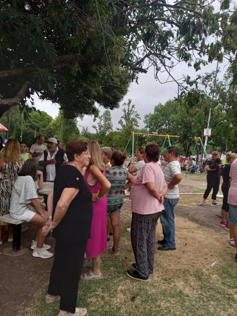 Junto a los vecinos de Castelar nos movilizamos frente a la Comisaría 7ma de #Morón para expresar nuestro repudio a las políticas de seguridad del intendente Lucas Ghi. Lamentamos el asesinato de Lucrecia y el aumento de la delincuencia.