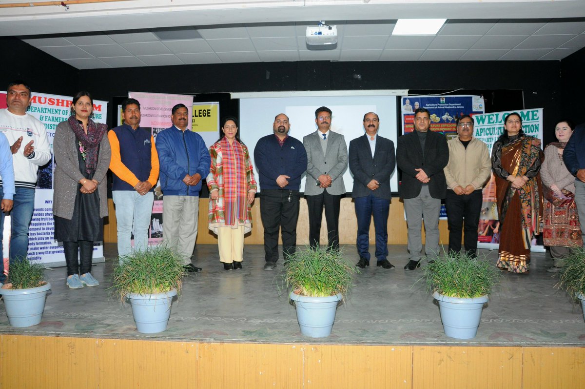 ahdsamba's tweet photo. HOLISTIC AGRICULTURE DEVELOPMENT PROGRAM 
One day Yuva Vani program held at Dogra College for sensitization of youth regarding various entrepreneurship programmes on Kisan sathi portal &amp; skilling courses at Daksh Kisan portal. https://t.co/JyYUwl9oCX https://t.co/N77rNw0hOG