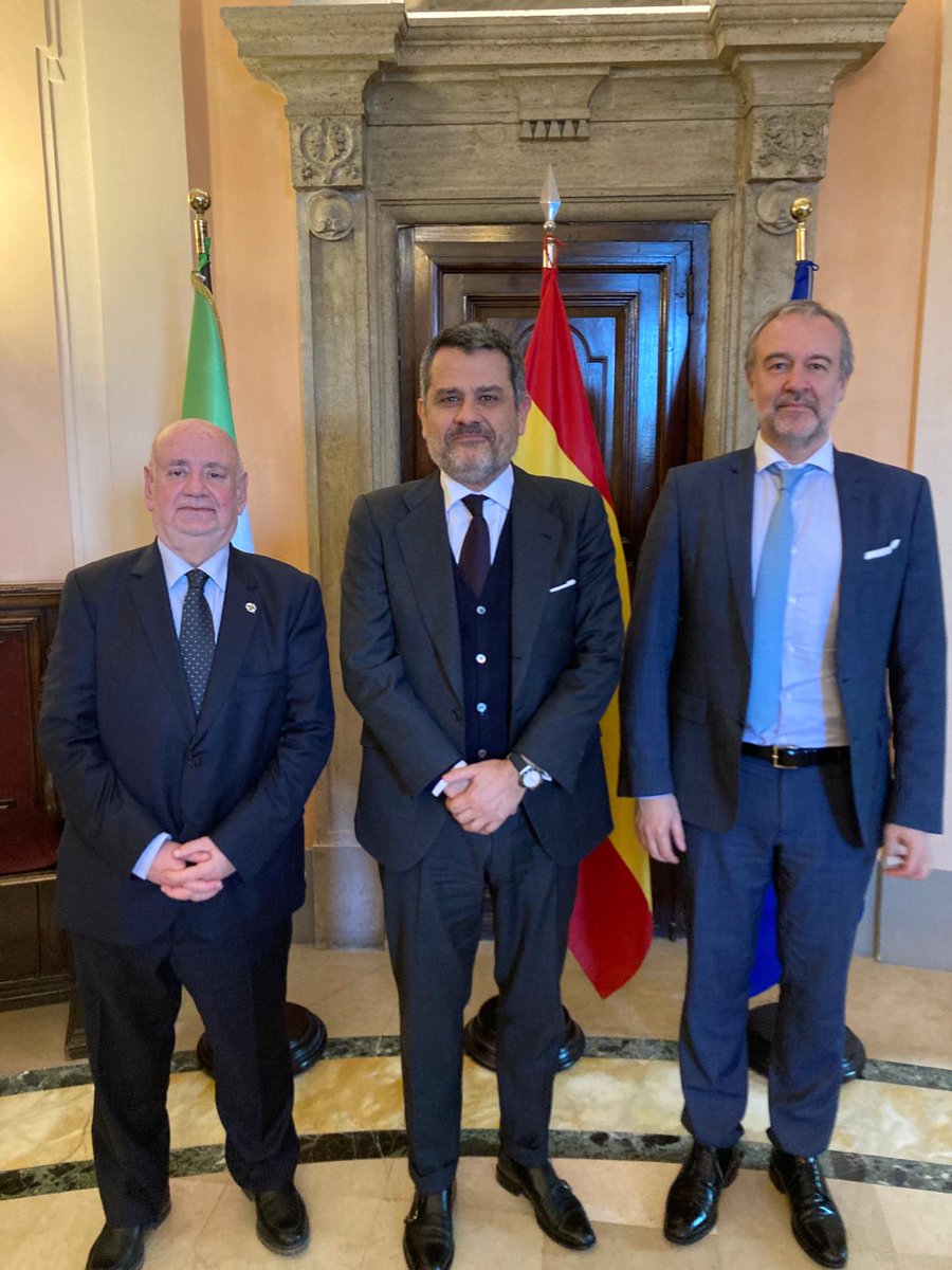 El Embajador de 🇪🇸 se reúne con Ignacio Tirado <a href="/NTiradoM/">Ignacio Tirado</a>, SG de <a href="/UNIDROITorg/">UNIDROIT</a>, y con el Prof. Alfonso Calvo, representante de 🇪🇸 en su Consejo de Gob., para a analizar los retos actuales y futuros de una OOII, con sede en #Roma, clave en la unificación del Derecho Intal. Privado.