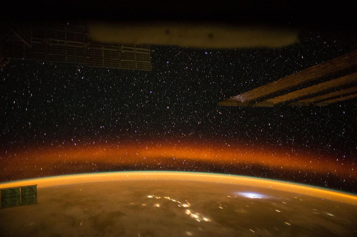 AsgardiaSpace's tweet photo. 🌅 Behold this stunning image from the ISS in 2015: a golden sunset and red aurora. Witness the beauty of Earth from space! 🚀🌍 #SpaceSpectacle https://t.co/kQ0JLyJHkj