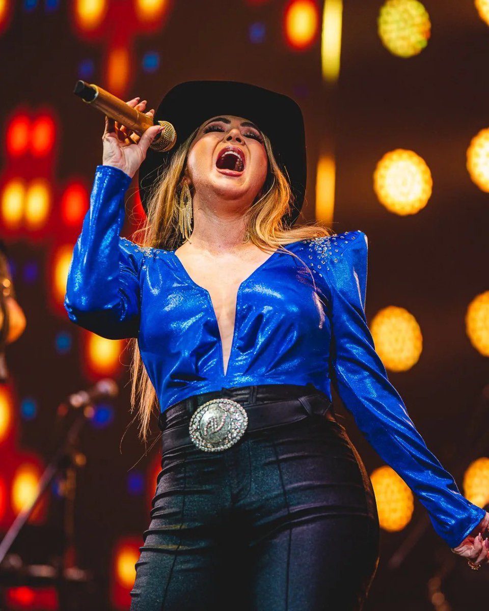 LaVillarrealMx's tweet photo. Iniciando la semana con toda la actitud mis queridos #werifans 🥰🎤 #LaVillarreal #concierto #envivo #LaJefa #Ajá https://t.co/ixiGWDlS89