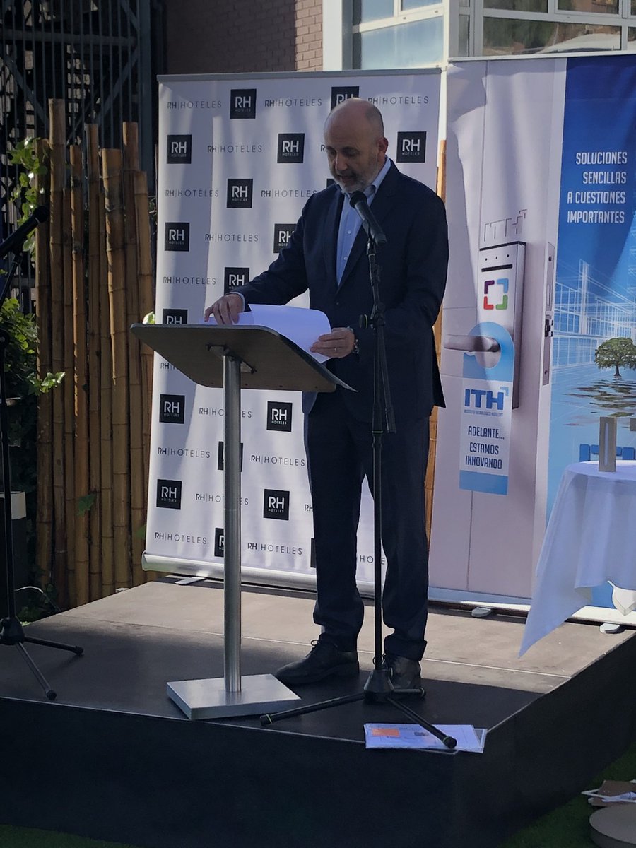 ithotelero's tweet photo. @jgarciacuenca presidente de @ithotelero ha comentado que en dos o tres años una gran mayoría de las #tecnologías implantadas en la #TechYRoom, inaugurada hoy por @NuriaMontes, podrán ser una realidad en el sector #hotel @GVAturisme @HOSBEConline @hotelesrh https://t.co/2TziCs6U01