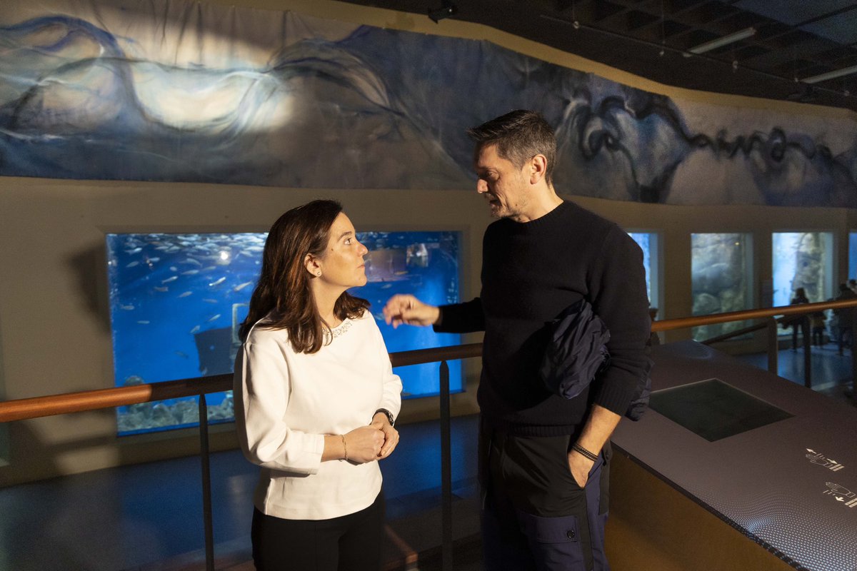 ConcelloCoruna's tweet photo. 🌊 O Concello conmemora o 25 aniversario do Aquarium Finisterrae cun gran lenzo ‘Atlántico’

👉🏻 A alcaldesa, Inés Rey, presentou esta mañá a obra do artista Manuel Suárez, única no país no seu formato

Máis info: https://t.co/ndHX5kFkKD https://t.co/En1CajpM87