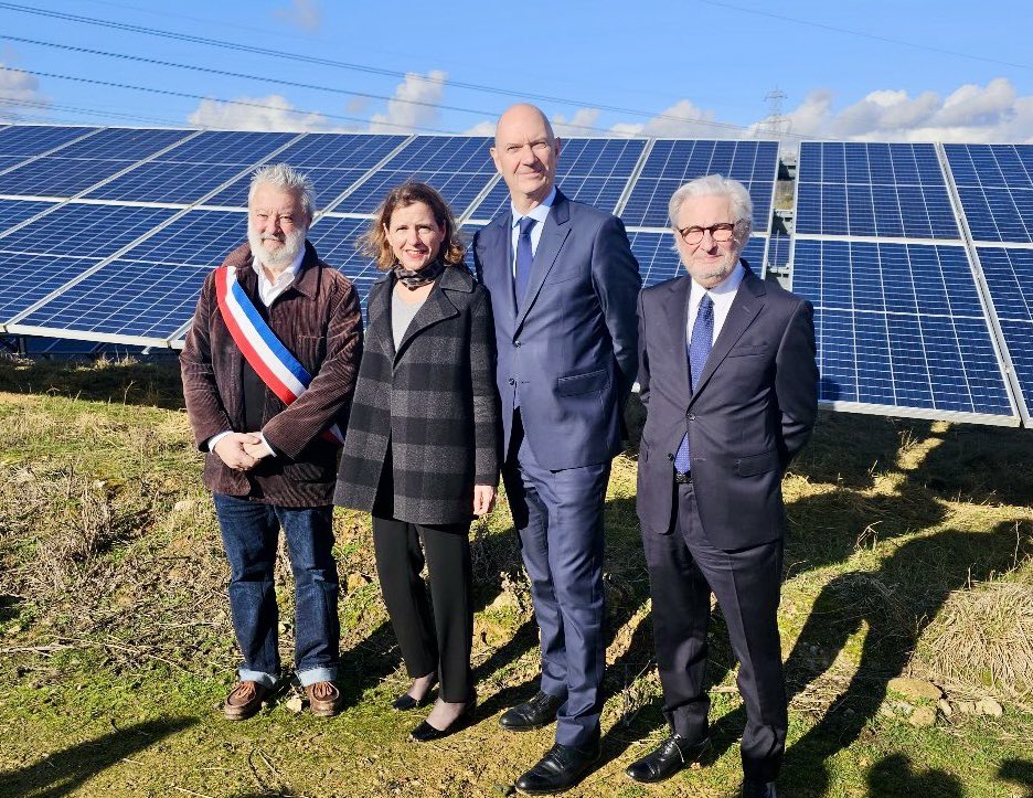 Avec les équipes d'@ENGIEgroup, leader du solaire & de l'éolien en 🇫🇷, je suis très heureuse d'accueillir @RolandLescure sur l'une des plus grandes fermes solaires d'@iledefrance pour ce premier déplacement en tant que Ministre de l'Industrie ET de l'#Energie.