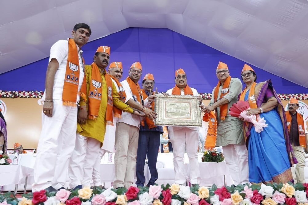 CRPaatil's tweet photo. આજે કોંગ્રેસનાં પૂર્વ ધારાસભ્ય શ્રી સી.જે.ચાવડા અને એમનાં સમર્થકોને ભારતીય જનતા પાર્ટીનો ખેસ પહેરાવી પાર્ટીમાં જોડ્યા. 

માનનીય પ્રધાનમંત્રી શ્રી નરેન્દ્રભાઇ મોદી સાહેબનાં નેતૃત્વમાં વિકાસનો પવન ફૂંકાયો છે, વિશ્વાસનો પવન ફૂંકાયો છે. વિકાસનાં આ વહેણ સાથે જોડાનાર સર્વને ભારતીય જનતા પાર્ટીમાં આવકાર્યા.